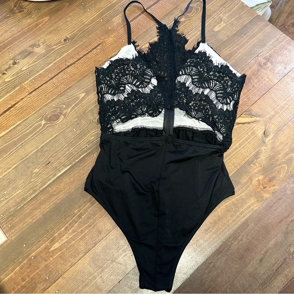 BRAND NEW Lace Bodysuit - Picture 4 of 5